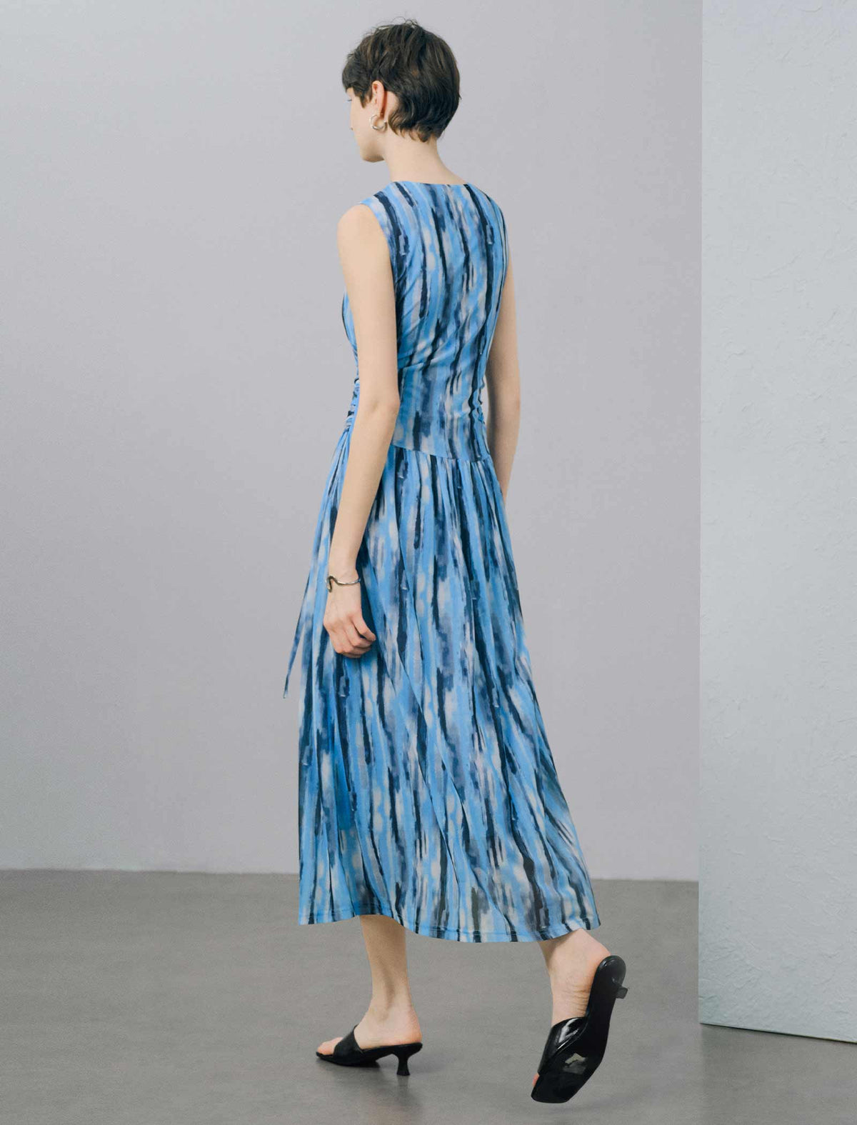 Blue Abstract Print Sleeveless Ruched Waist Midi Dress