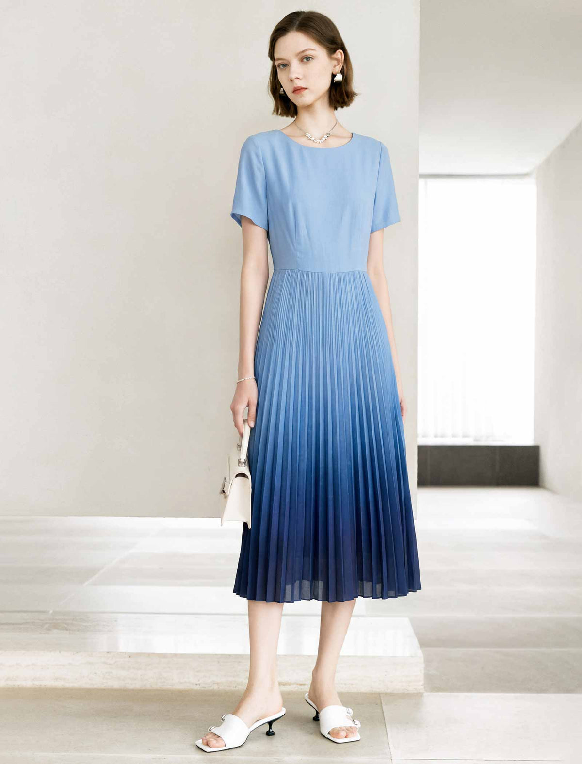 Gradient Blue Round Neck Short Sleeve Pleated Midi Dress