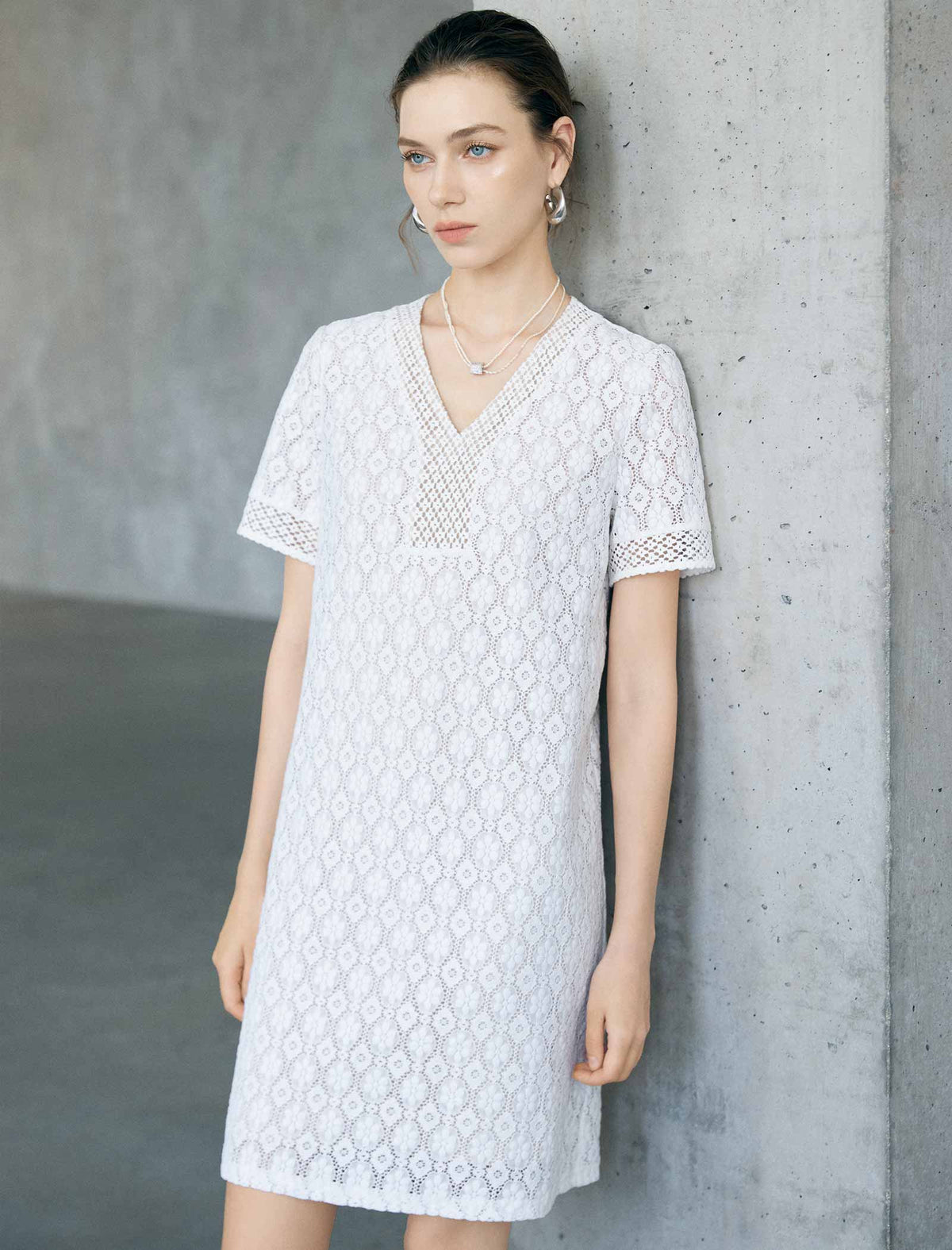 White Geometric Floral Lace V-Neck Short Sleeve Straight Mini Dress