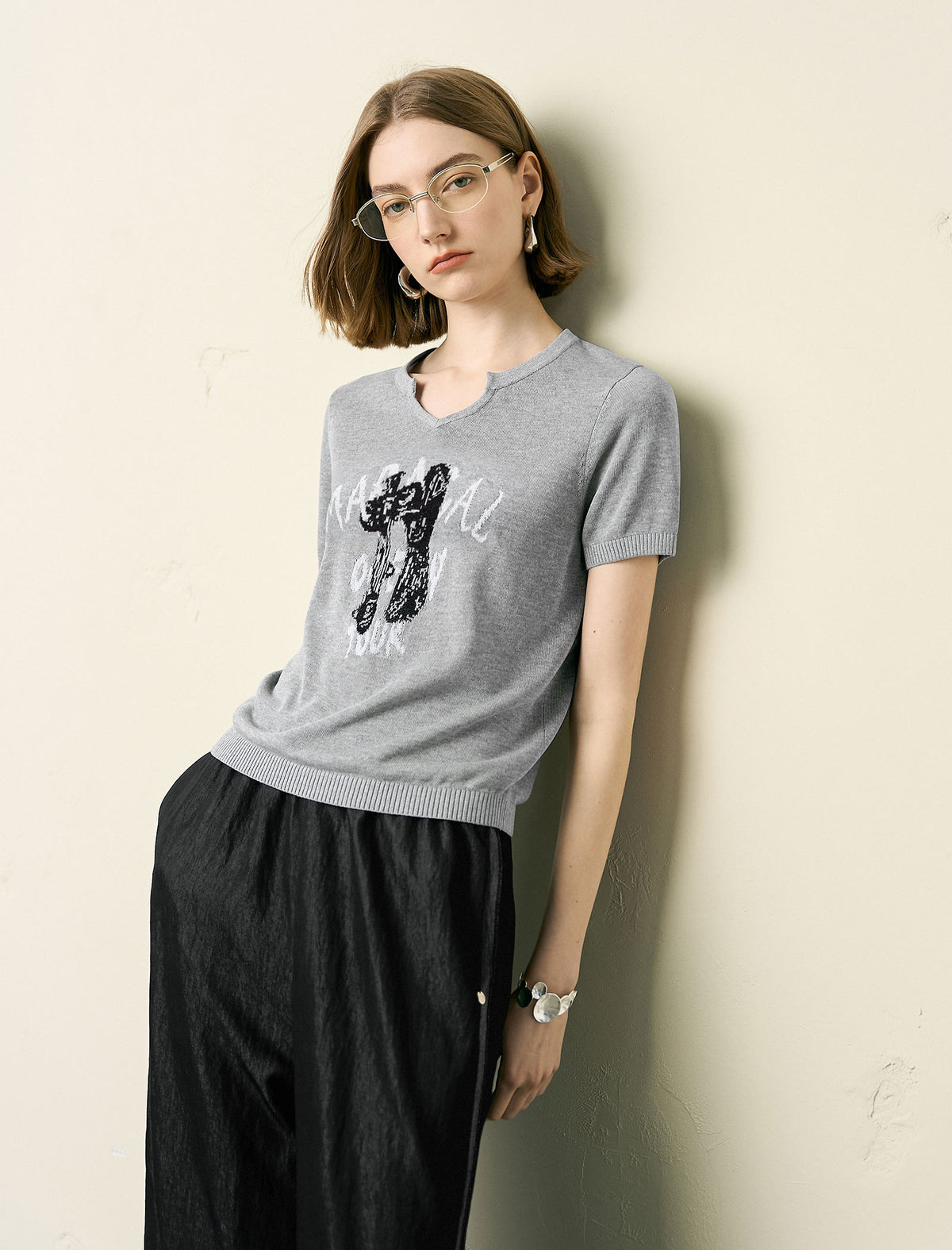 Notched V-Neck Graphic Knit Short Sleeve Top