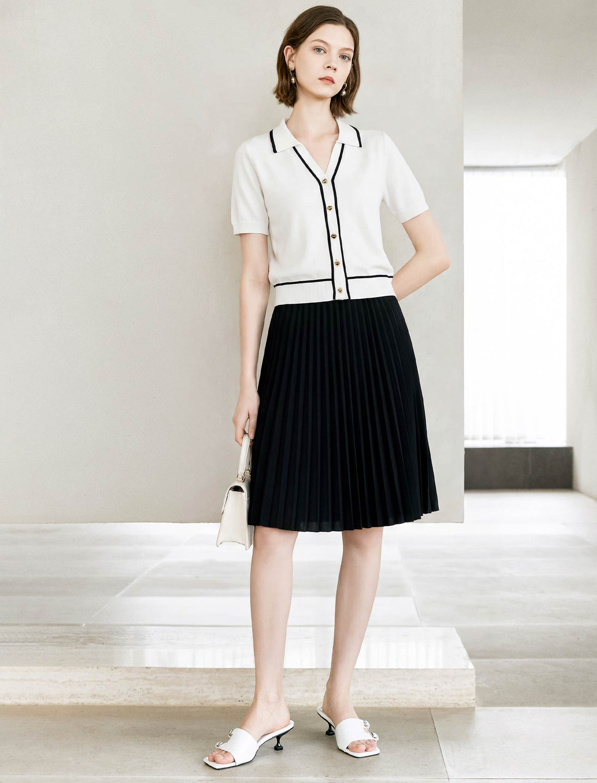 Black Trim Collared Short Sleeve Knit Top