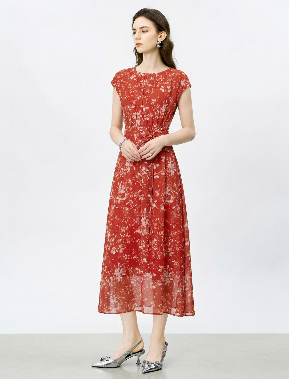 Printed midi dress with a round neck and cap sleeves