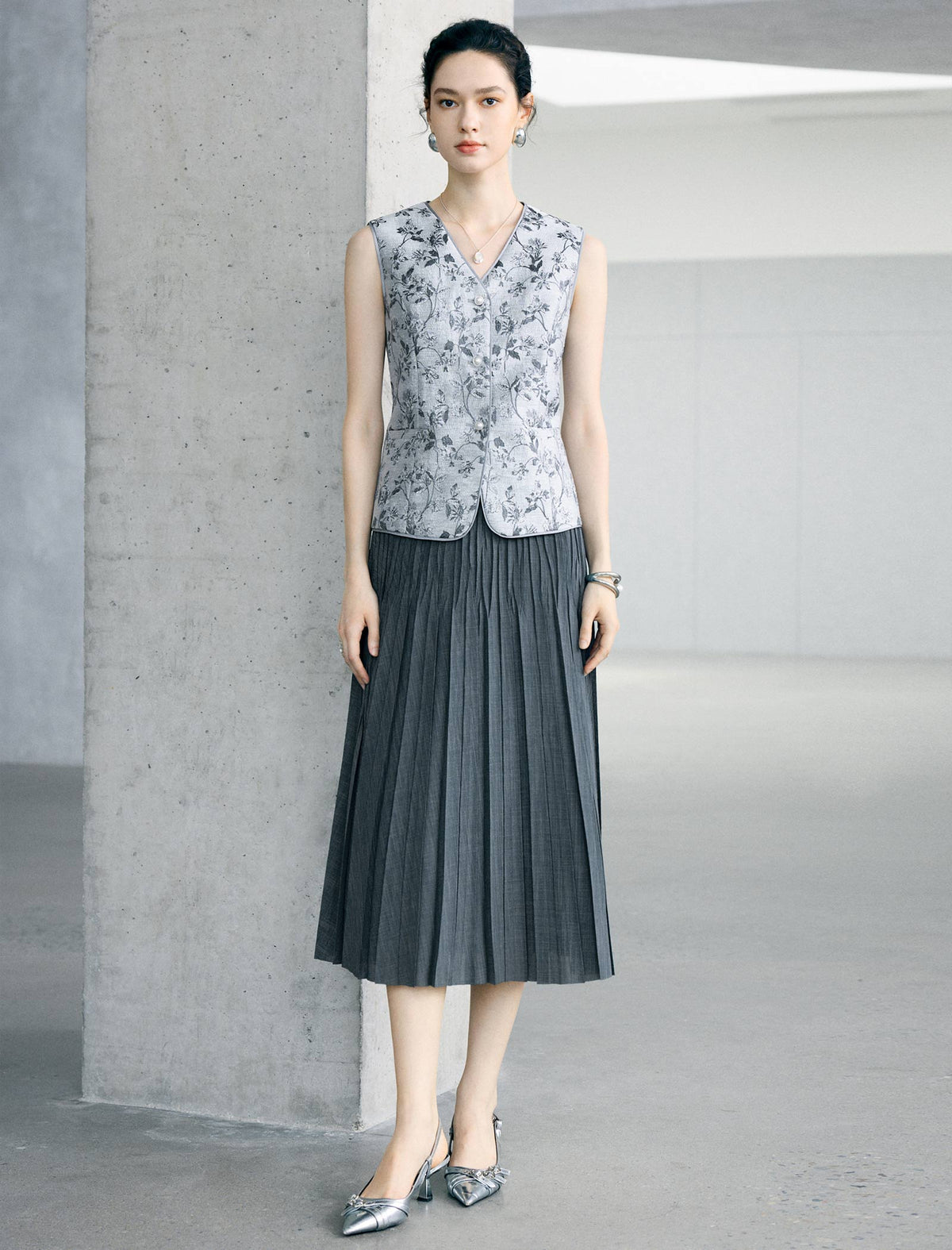 Ink-Wash Floral Jacquard V-Neck Sleeveless Vest