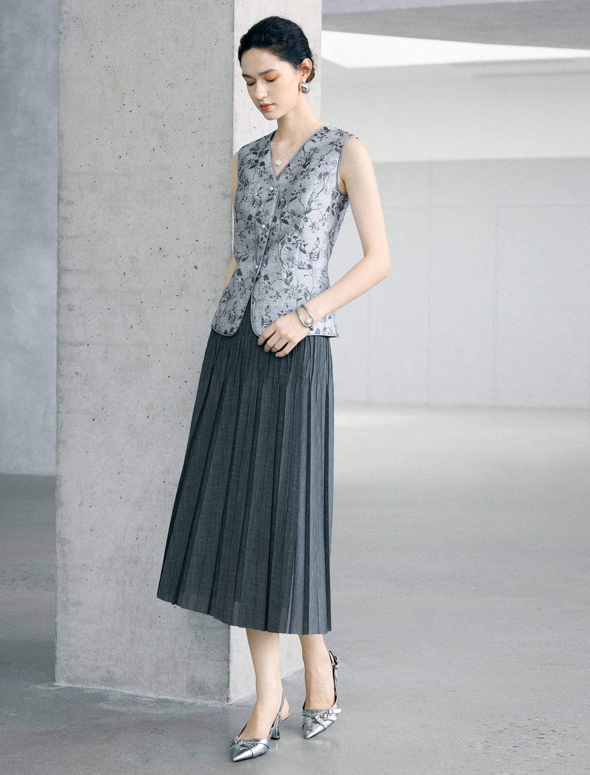 Ink-Wash Floral Jacquard V-Neck Sleeveless Vest