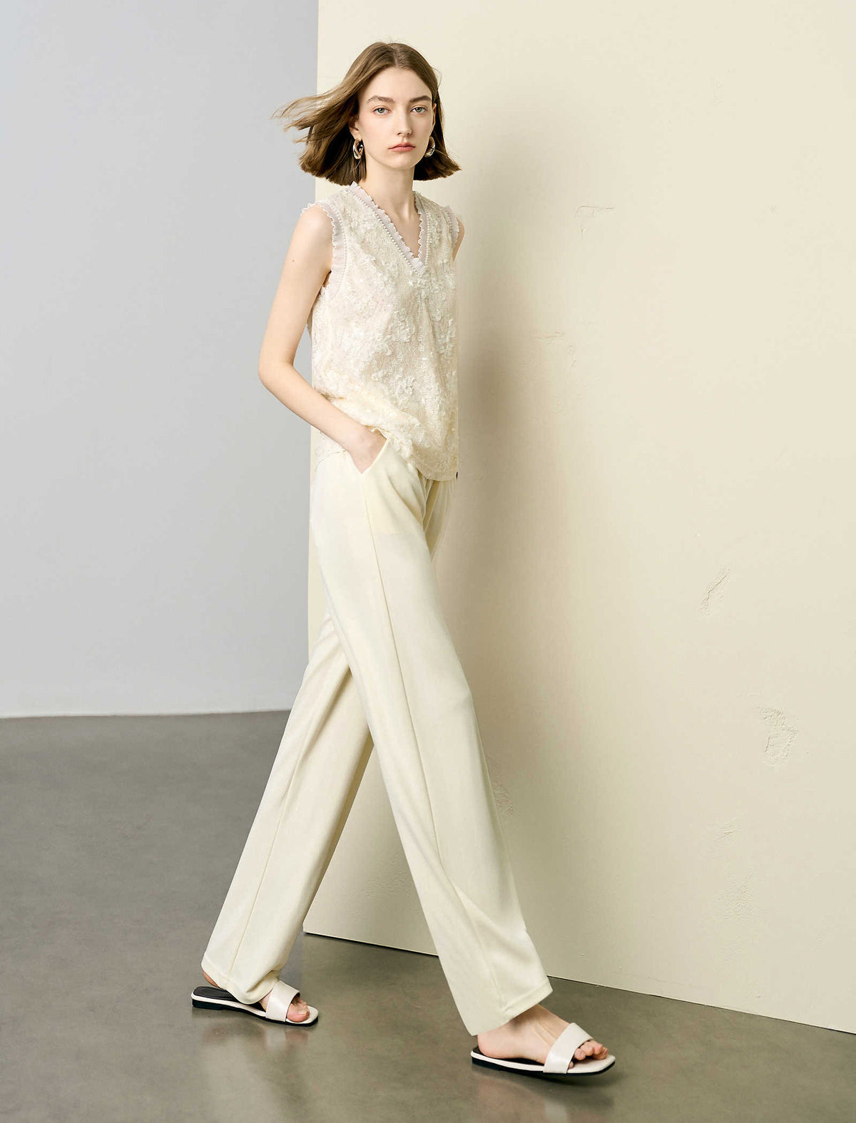 Cream Lace V-Neck Sleeveless Top