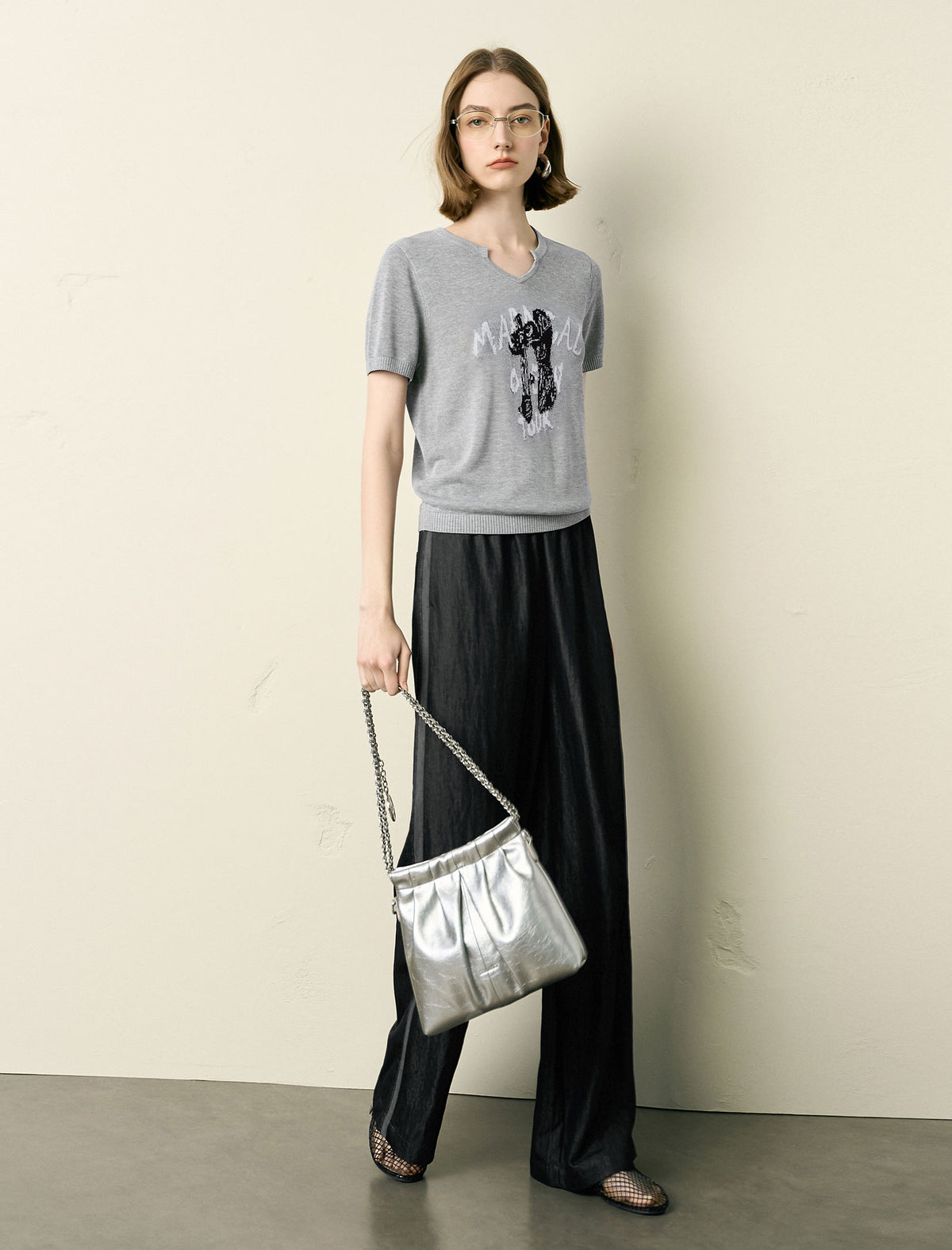 Notched V-Neck Graphic Knit Short Sleeve Top
