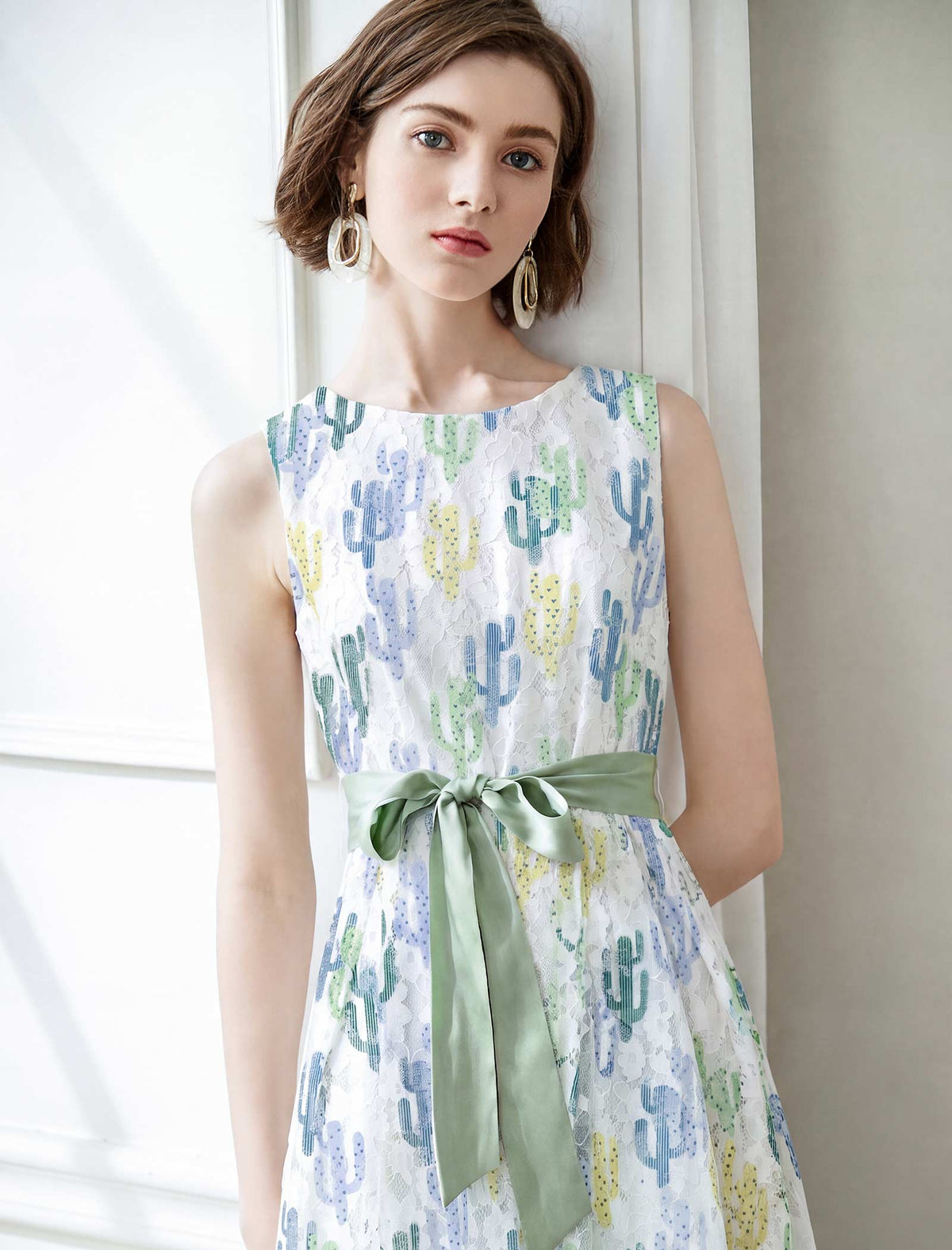 High-Waisted Floral Sleeveless Lace Dress