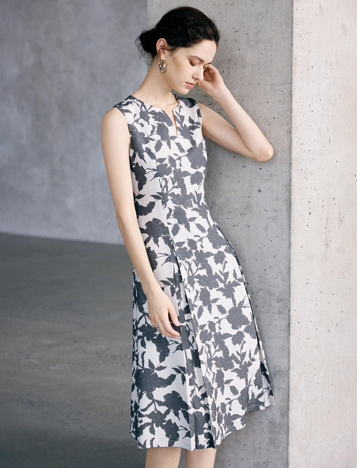 Floral Print Sleeveless Notched-Neck Midi Dress