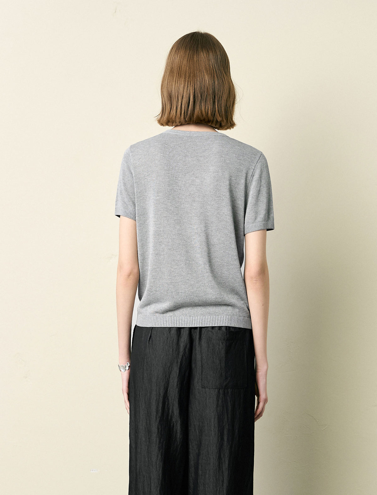 Notched V-Neck Graphic Knit Short Sleeve Top