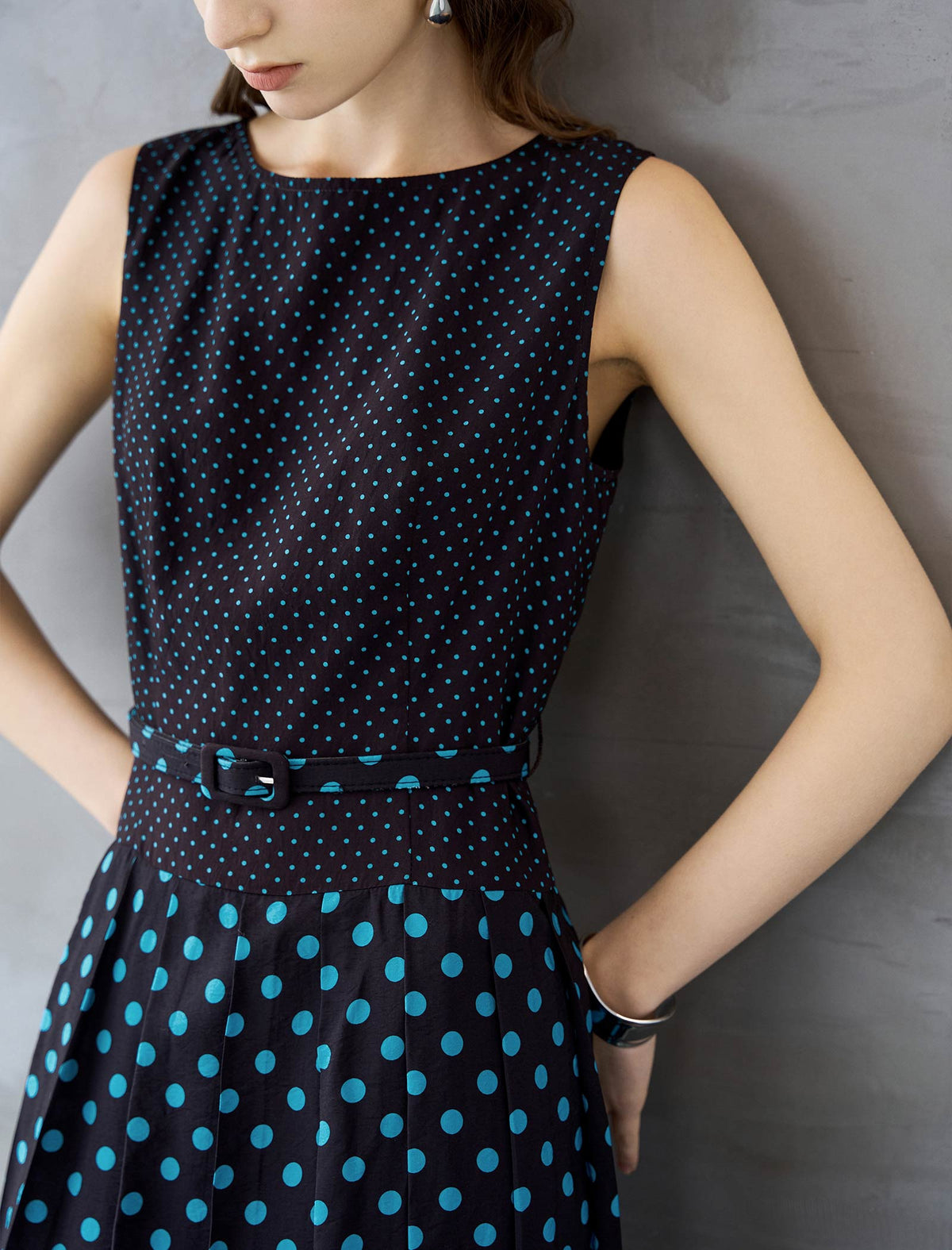 Black And Turquoise Polka Dot Pleated Sleeveless Midi Dress