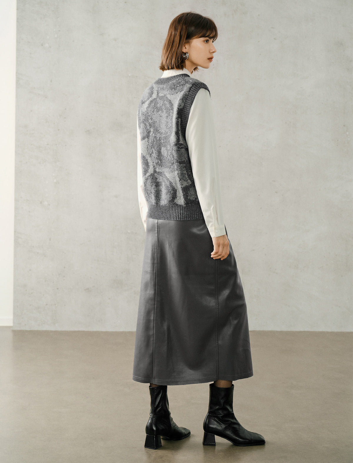 Crew Neck Abstract Art Jacquard Knit Vest