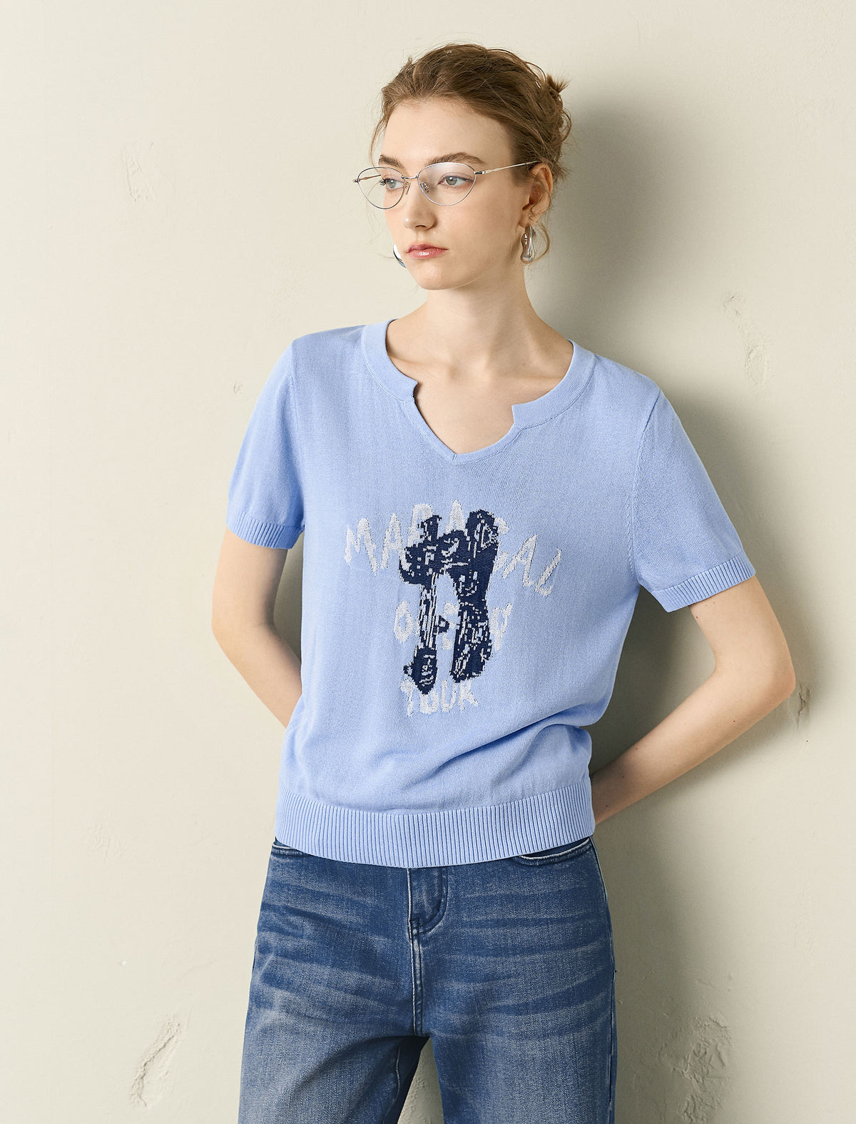 Notched V-Neck Graphic Knit Short Sleeve Top