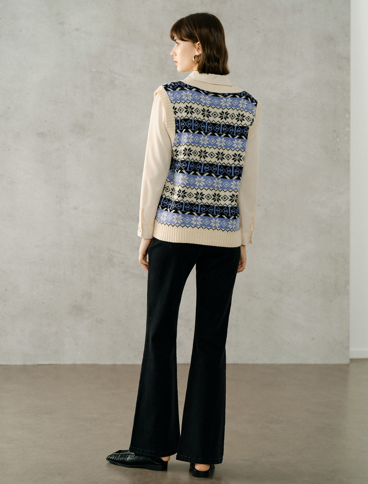 Geometric Jacquard V-Neck Straight-Fit Knit Vest