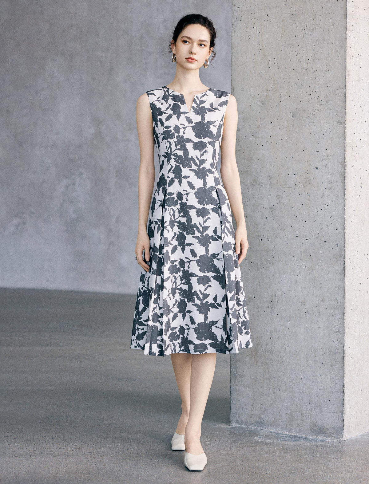 Floral Print Sleeveless Notched-Neck Midi Dress