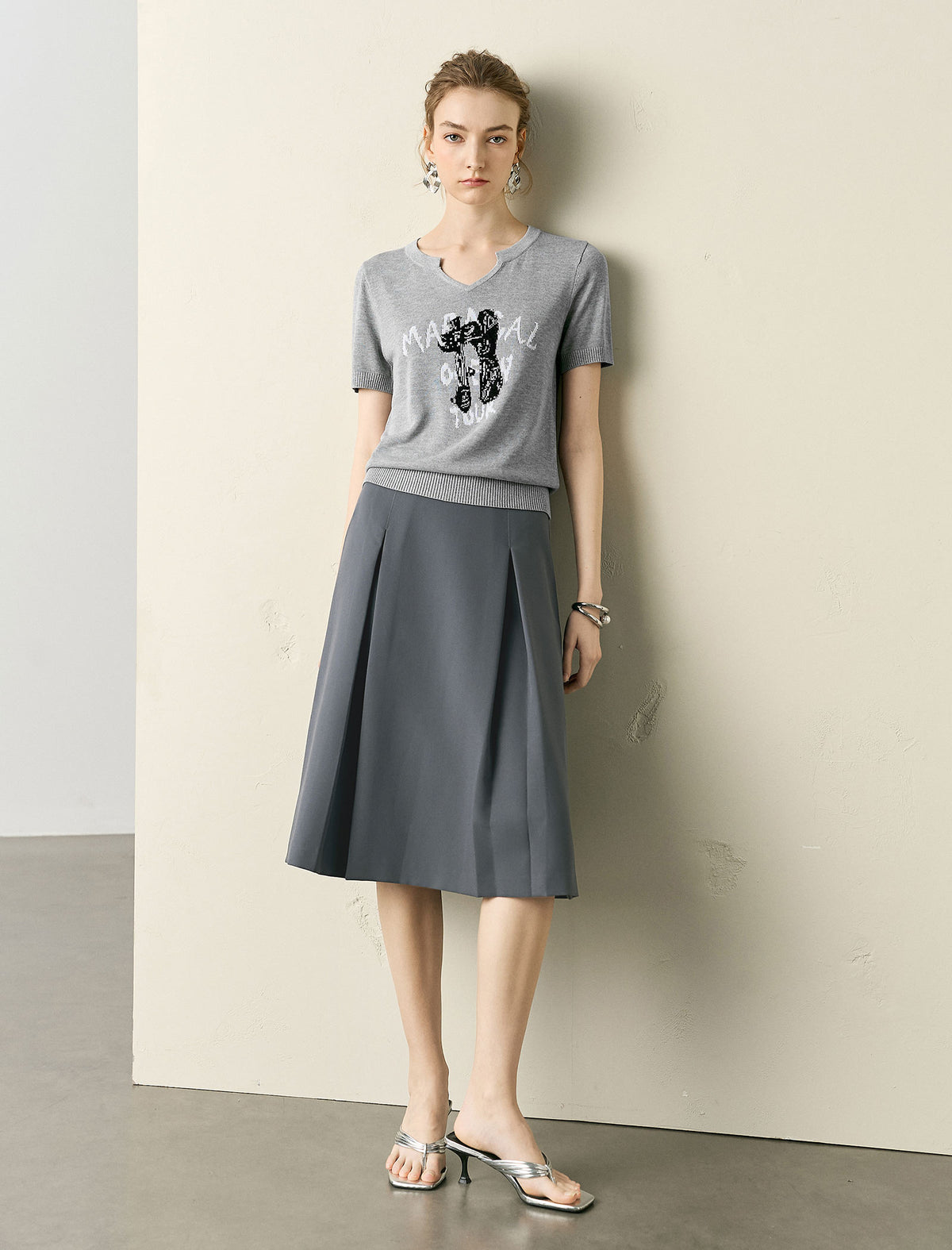 Notched V-Neck Graphic Knit Short Sleeve Top