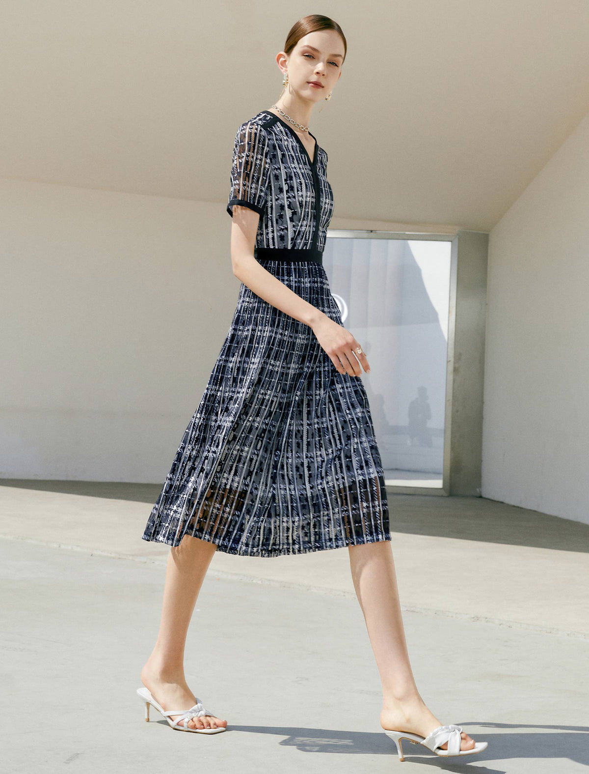 V-Neck Lace Waist-Cinched Short Sleeve Dress