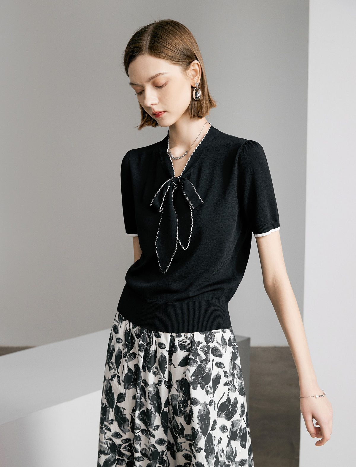 Contrast Bow V-Neck Knit Top