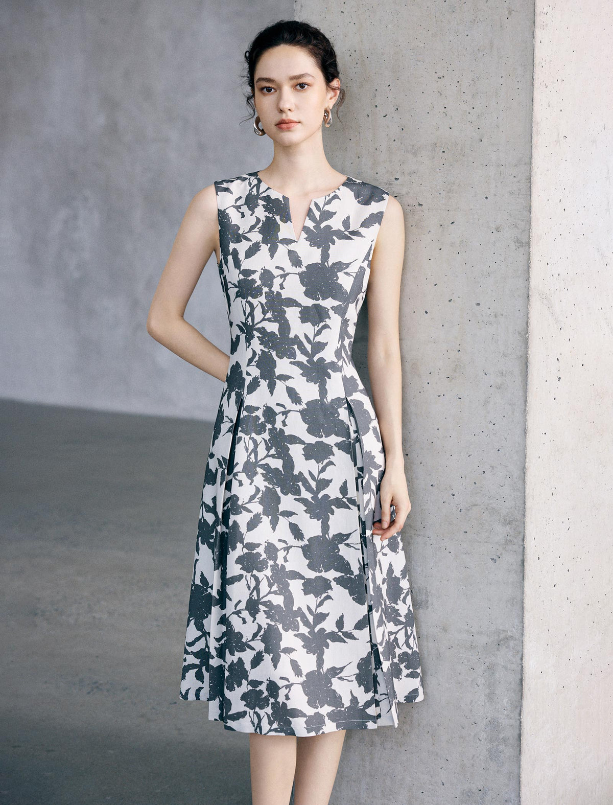 Floral Print Sleeveless Notched-Neck Midi Dress