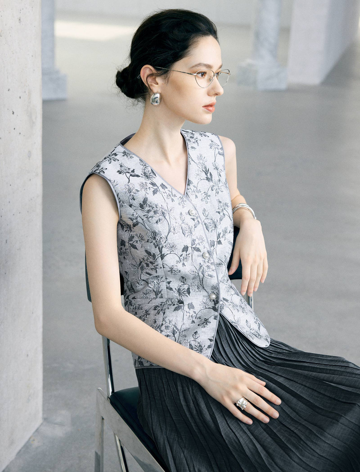 Ink-Wash Floral Jacquard V-Neck Sleeveless Vest