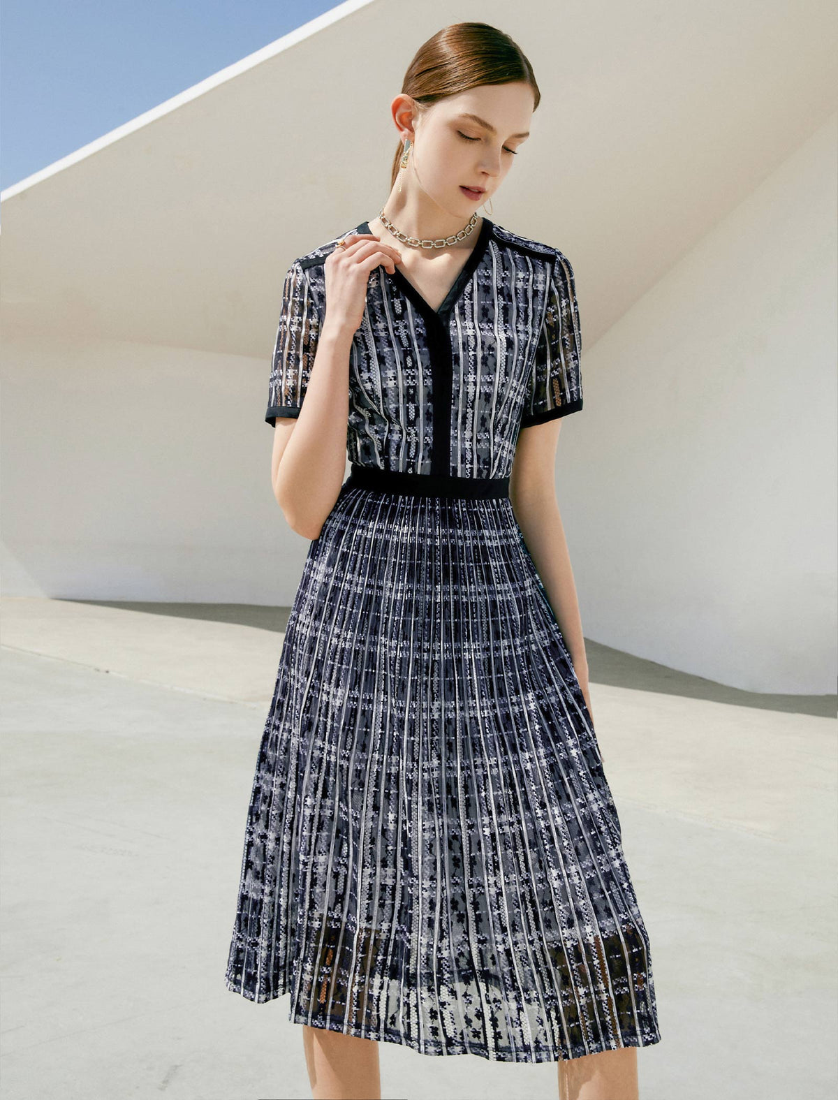V-Neck Lace Waist-Cinched Short Sleeve Dress