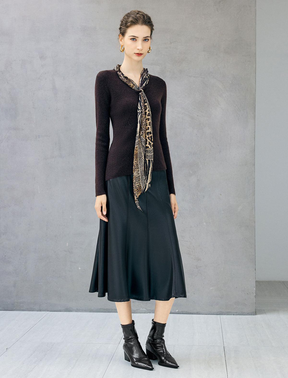 Wool Blend Ribbed V-Neck Top with Detachable Leopard Scarf