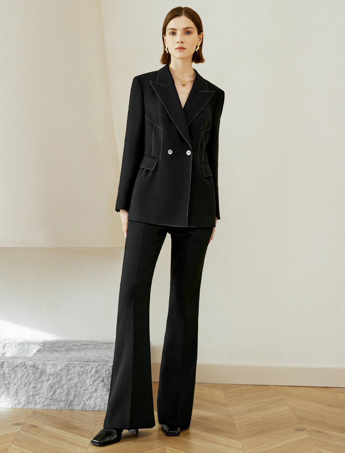 Topstitched Fitted Blazer with Structured Silhouette