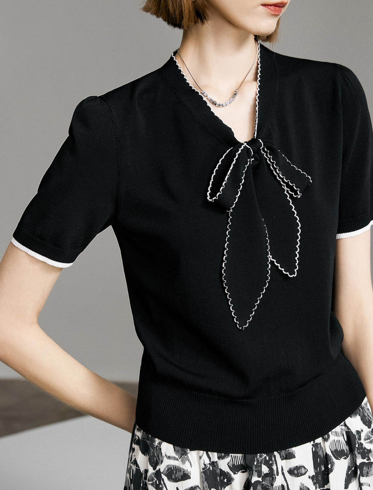 Contrast Bow V-Neck Knit Top