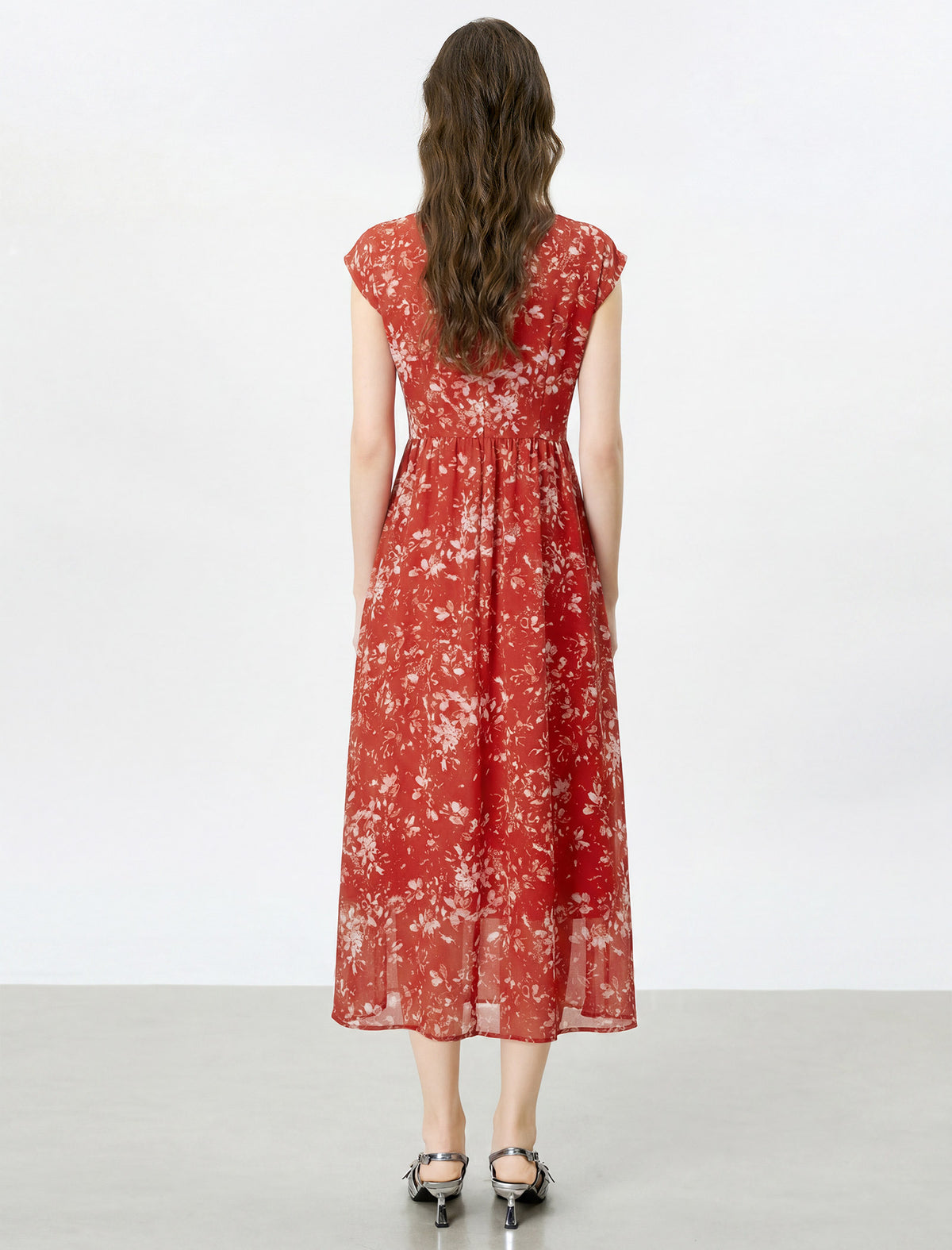 Printed midi dress with a round neck and cap sleeves