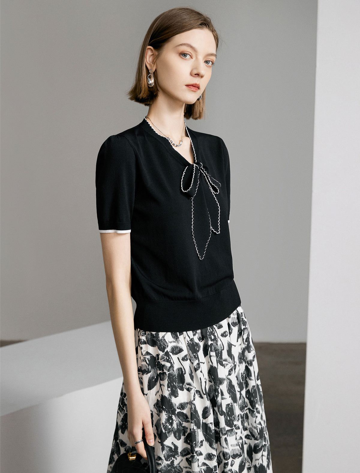 Contrast Bow V-Neck Knit Top