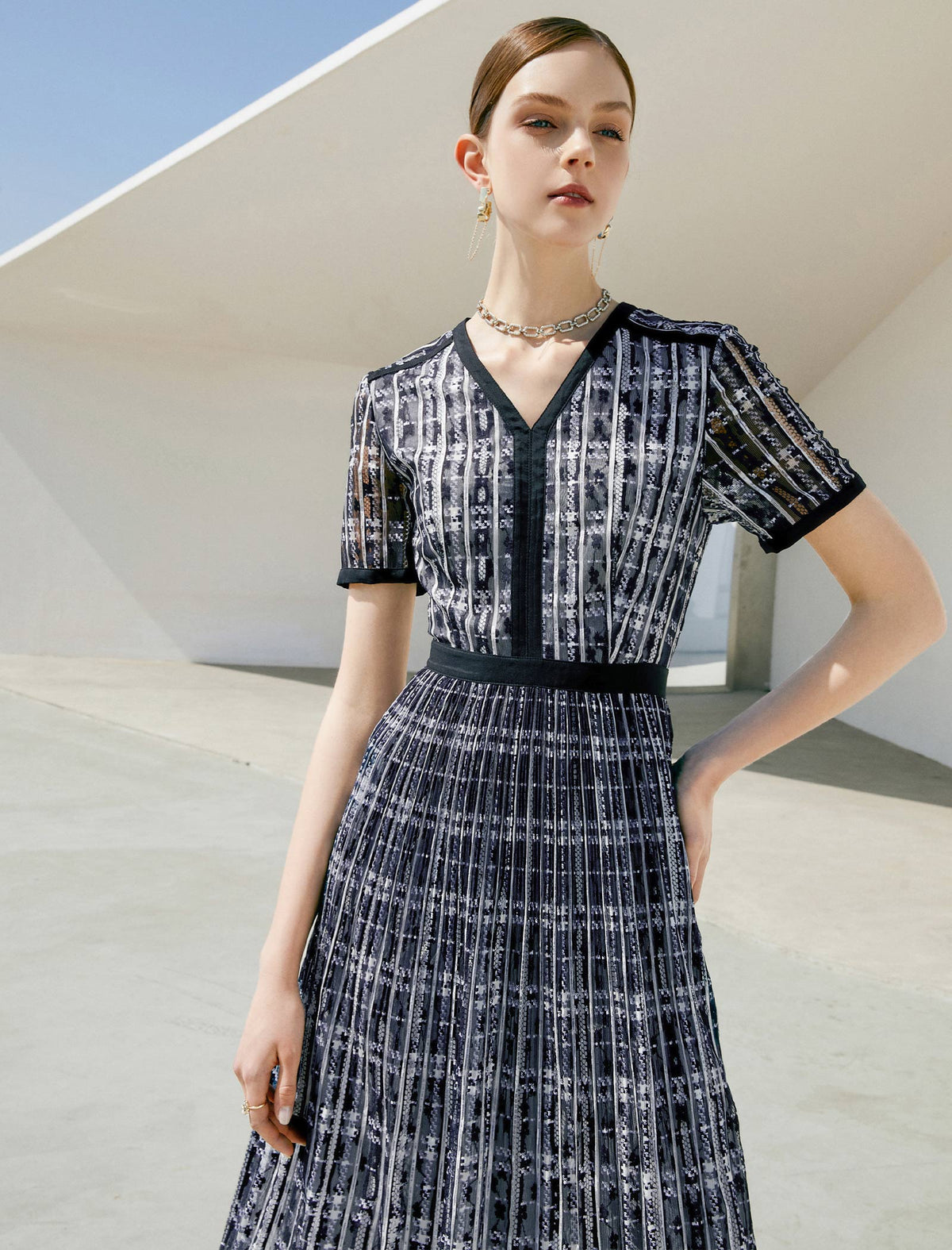 V-Neck Lace Waist-Cinched Short Sleeve Dress