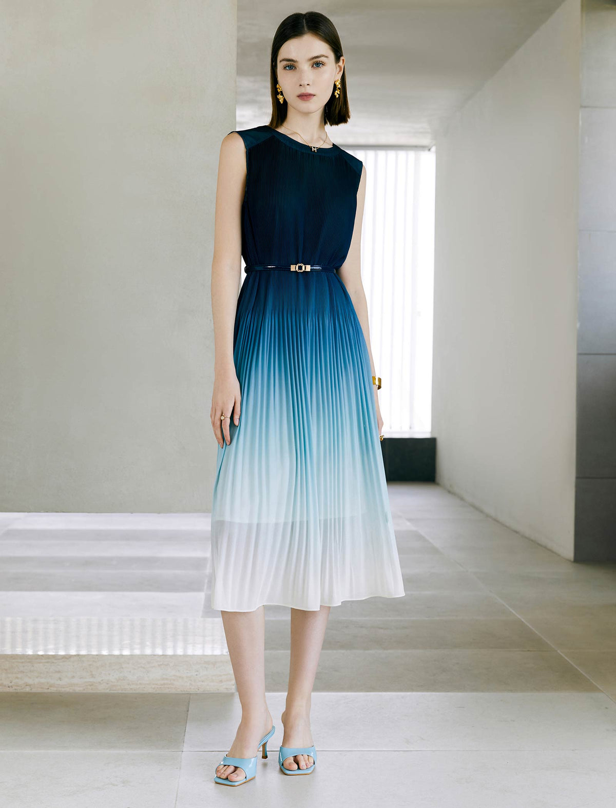 Gradient Blue Pleated Sleeveless Midi Dress