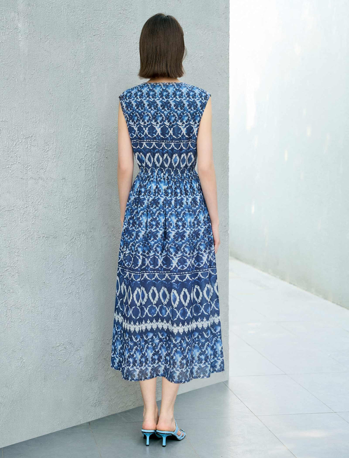 Blue Geometric Print V-Neck Sleeveless Waist Fitted Midi Dress