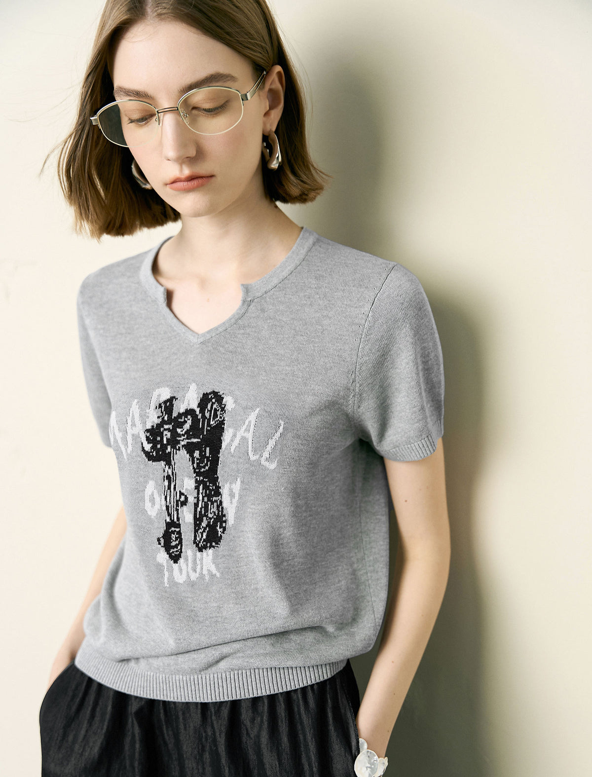 Notched V-Neck Graphic Knit Short Sleeve Top