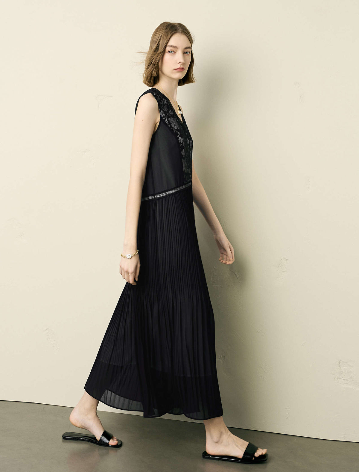 Black Lace Detail Pleated Maxi Dress