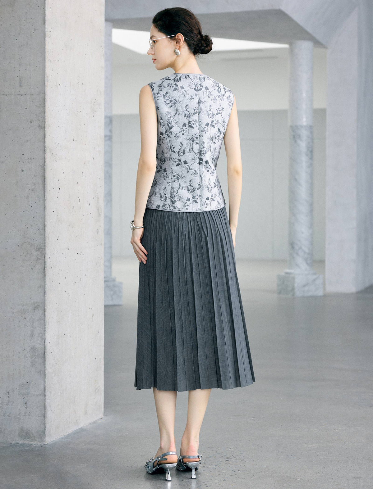 Ink-Wash Floral Jacquard V-Neck Sleeveless Vest
