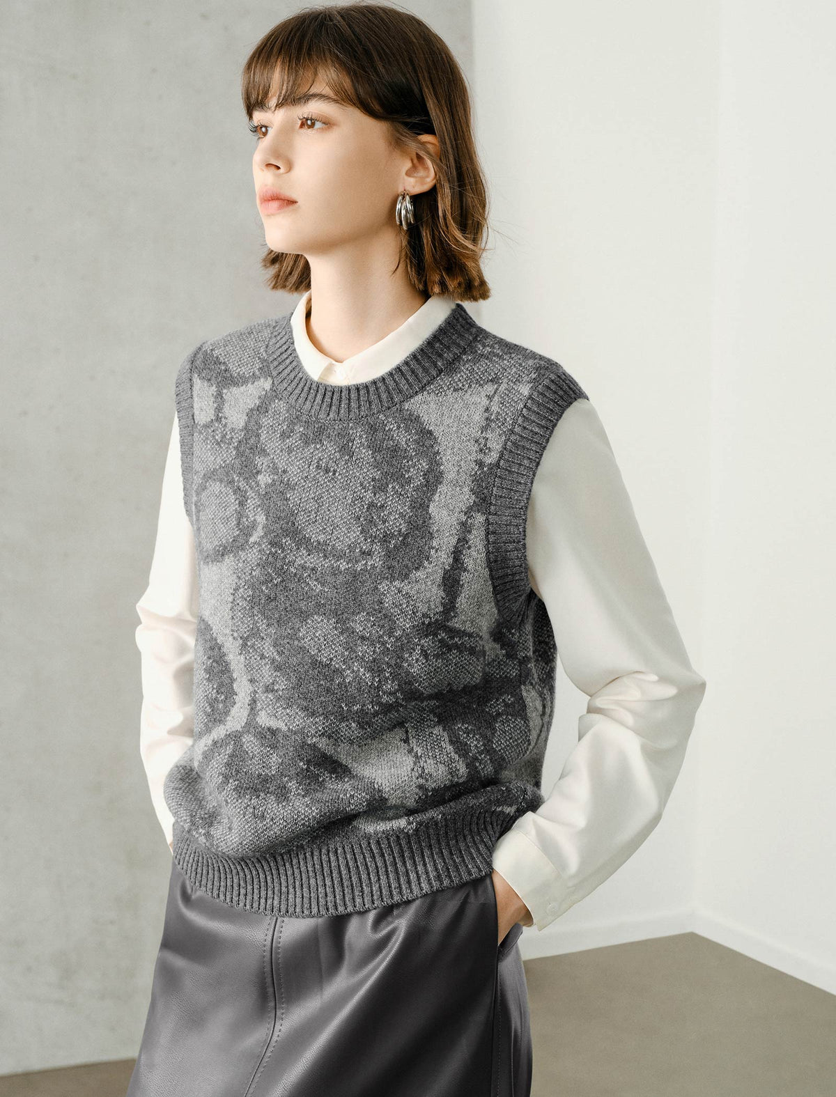Crew Neck Abstract Art Jacquard Knit Vest