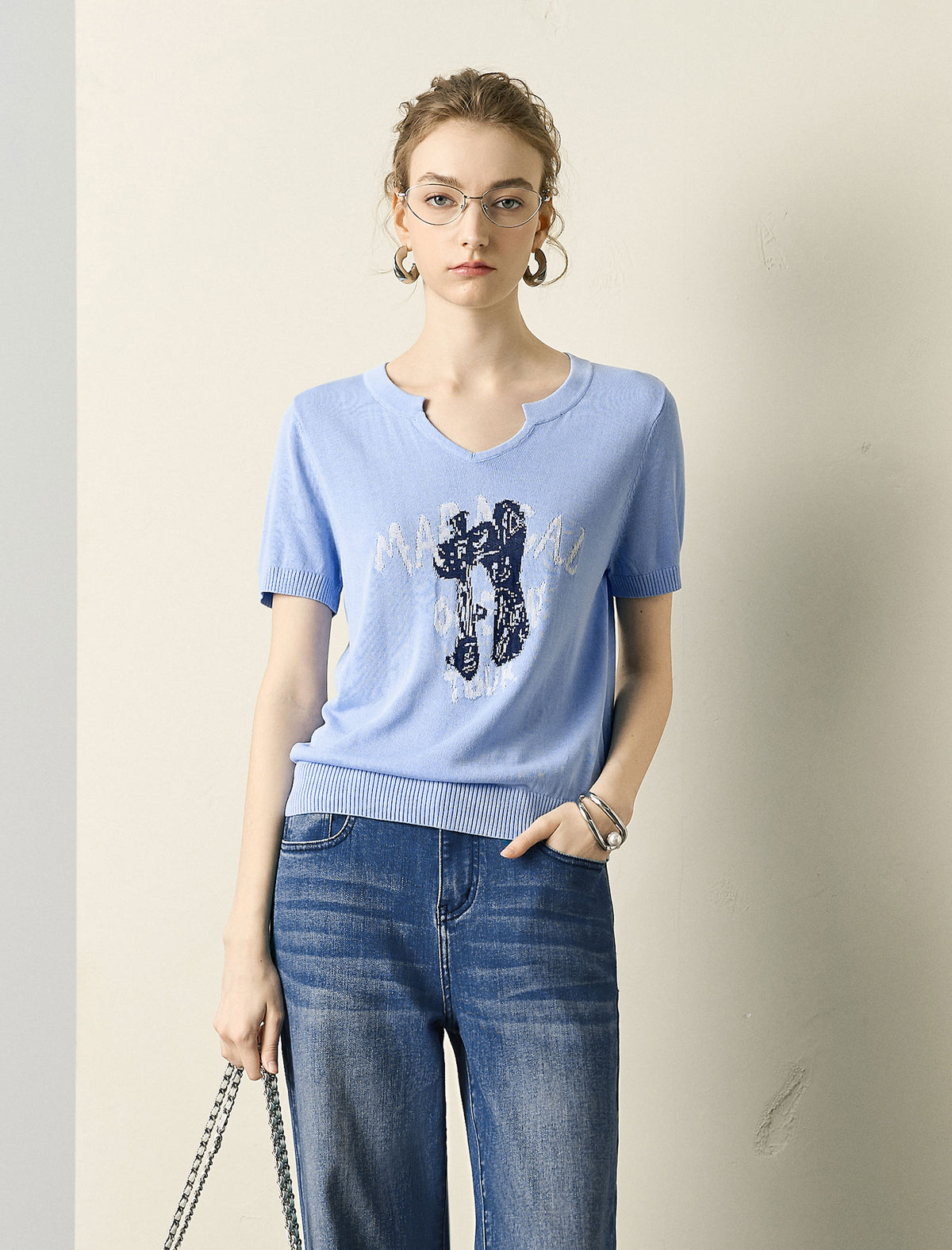 Notched V-Neck Graphic Knit Short Sleeve Top
