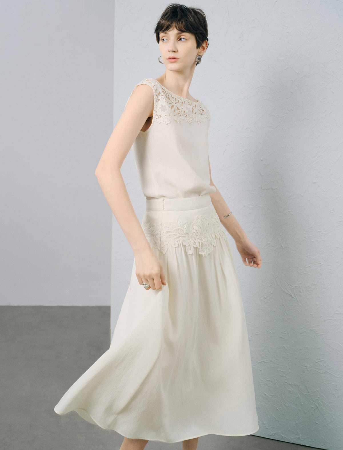 Ivory Floral Lace Boat Neck Sleeveless Tank Top