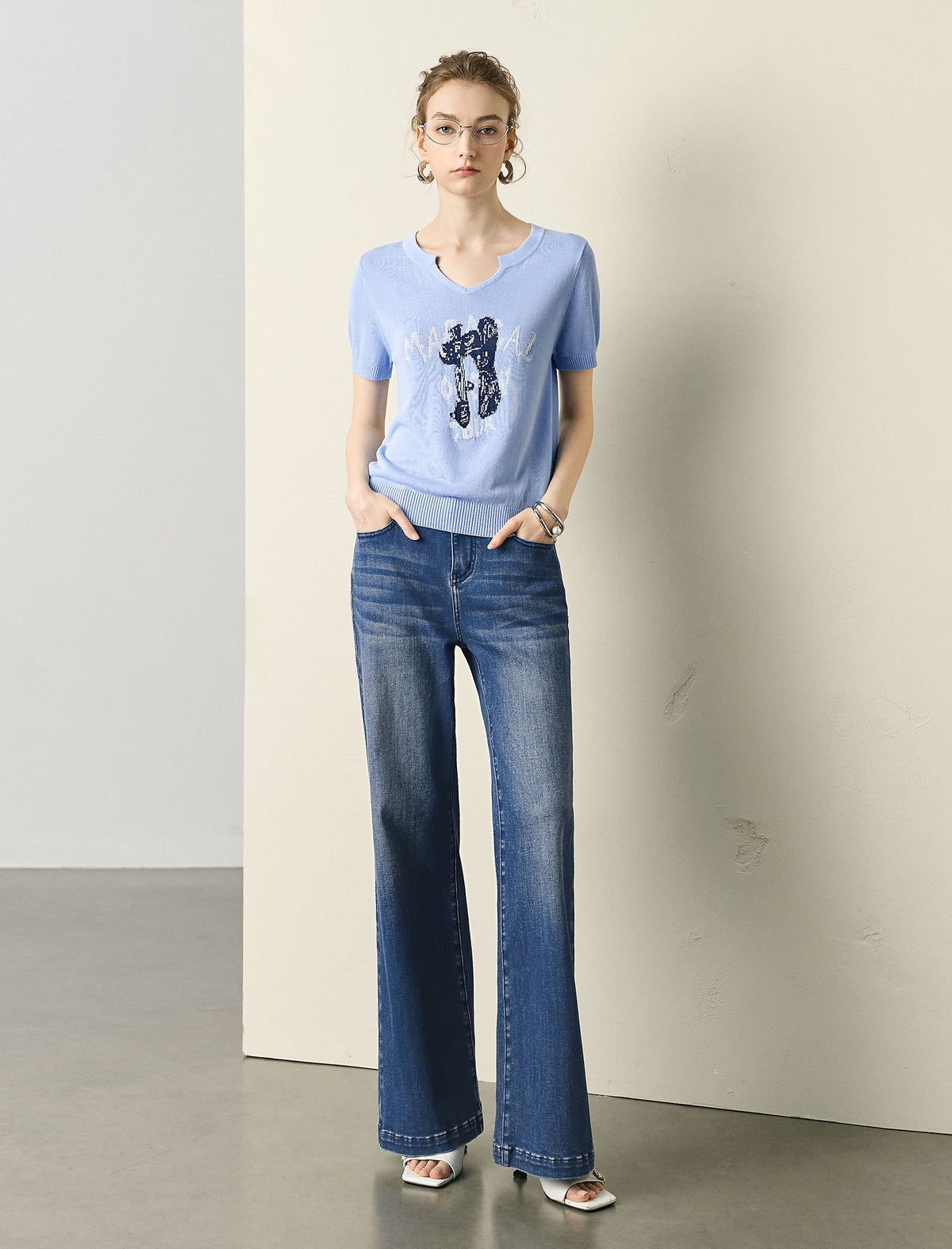 Notched V-Neck Graphic Knit Short Sleeve Top